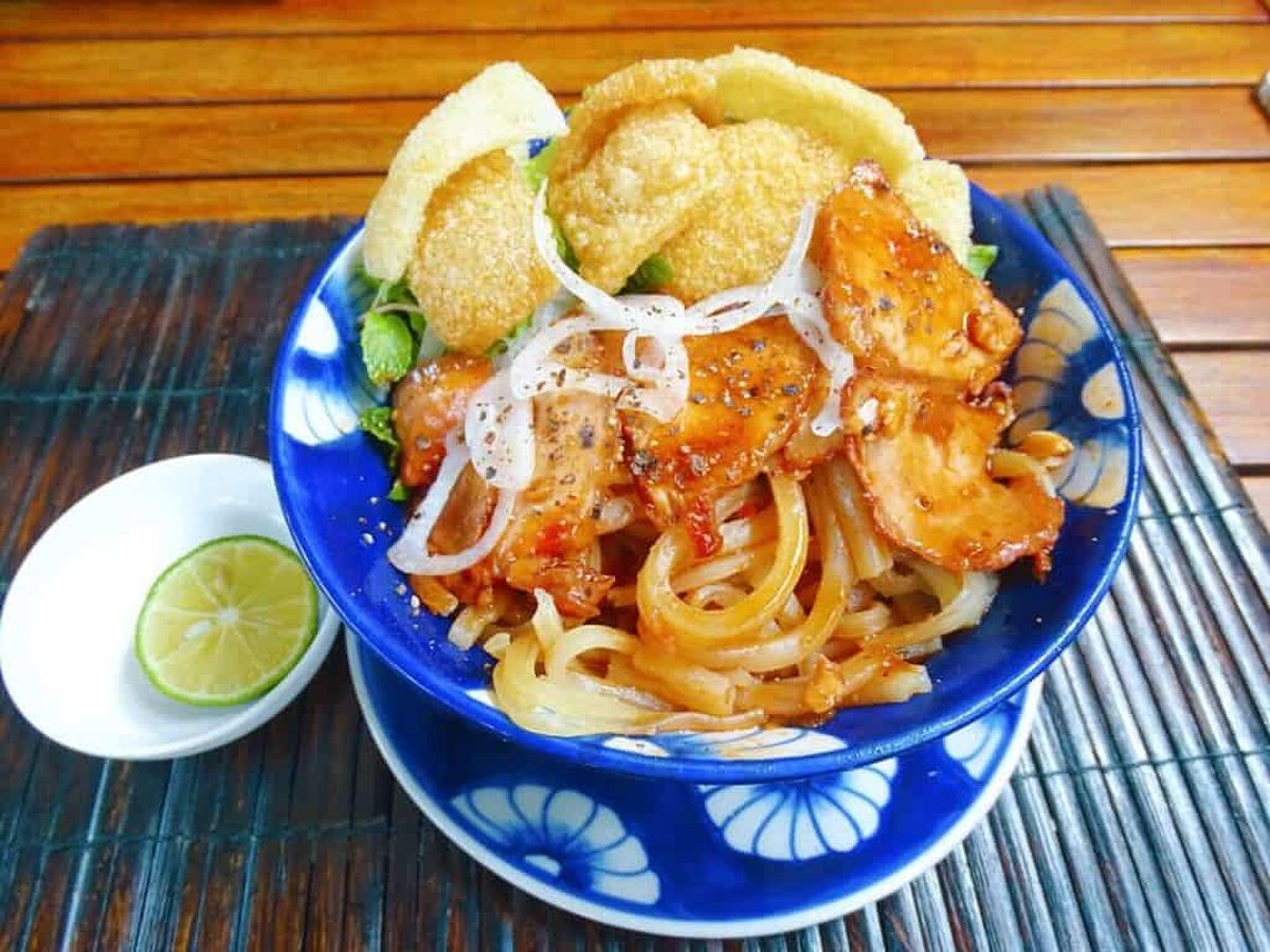 Cao Lau noodles Hoi An street food