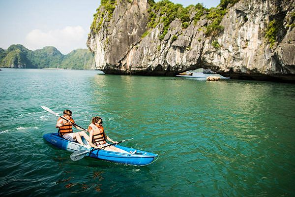 Couple kayaking in Ha Long Bay