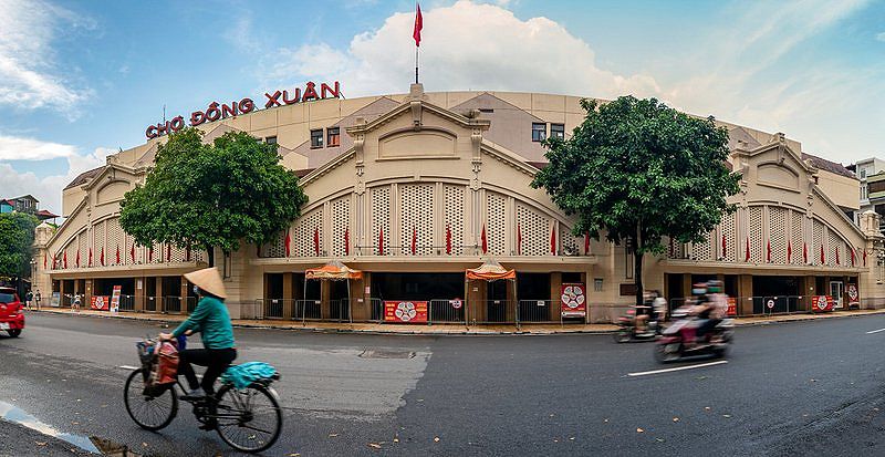 Dong Xuan Market, the largest market in Hanoi