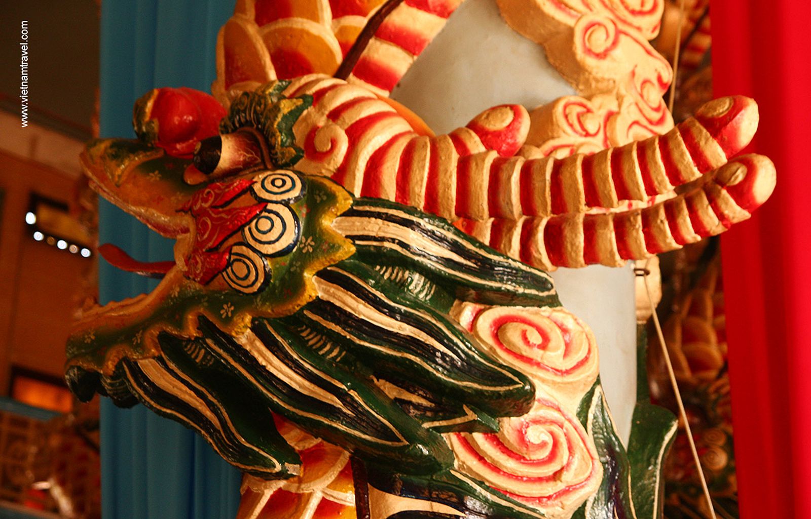Dragon carving on the main pillars of Cao Dai Temple