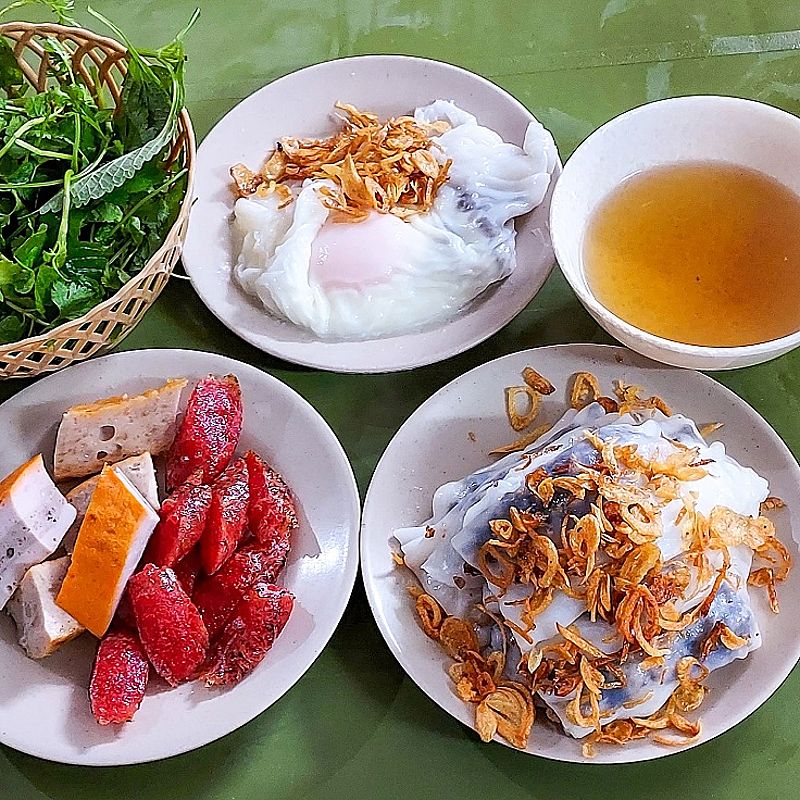 Freshly made Vietnamese steamed rice rolls, anyone?