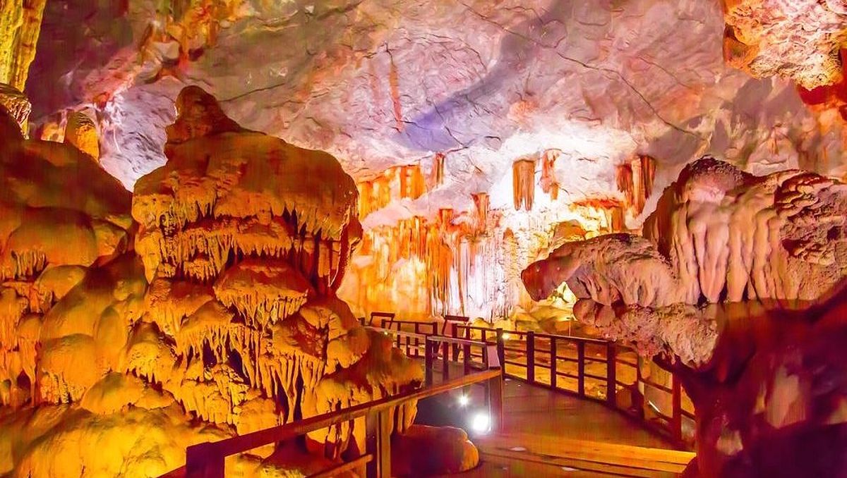 Mysterious beauty of Thien Cung Cave