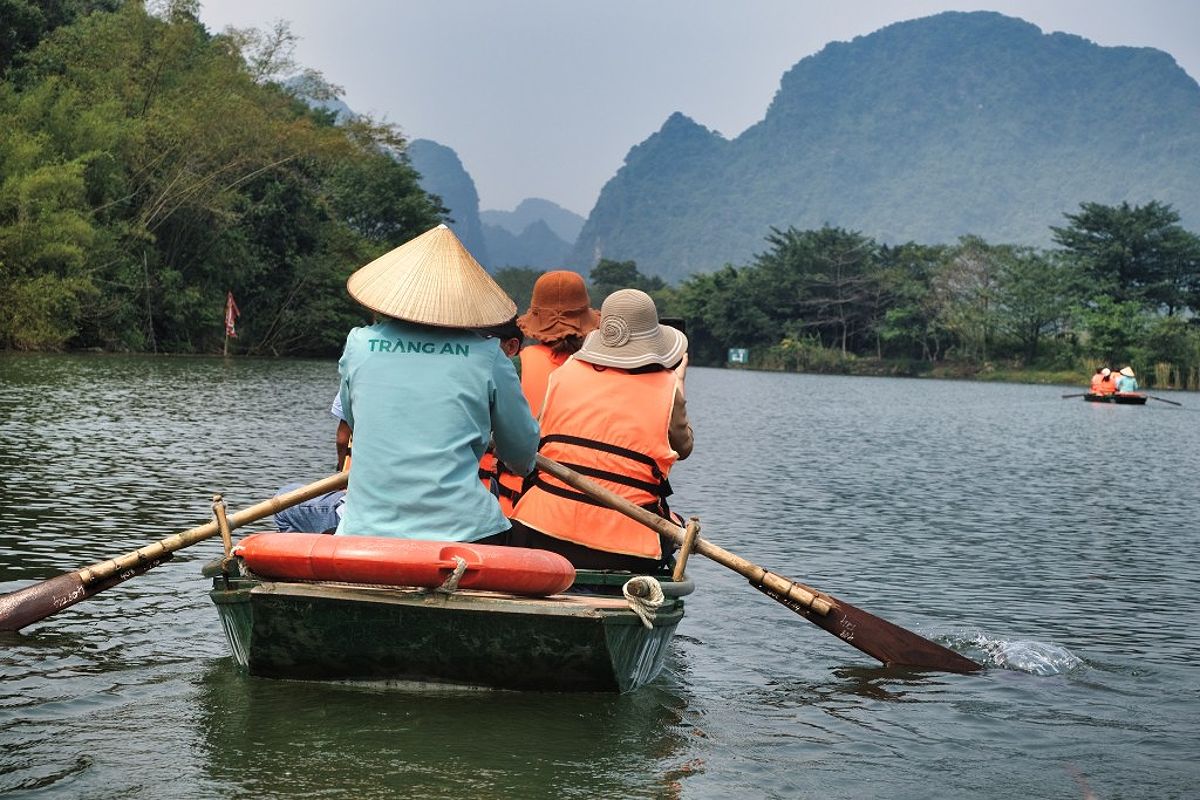 Trang-An-Paddling-Ninh-Binh-Vietnam